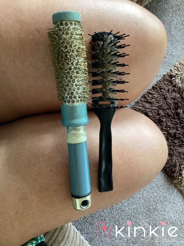 2 Hairbrushes