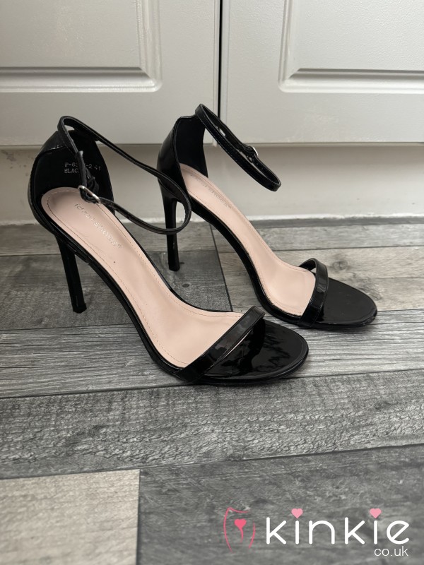 BLACK STRAP OPEN TOE HIGH HEELS SIZE 8 F**kED IN