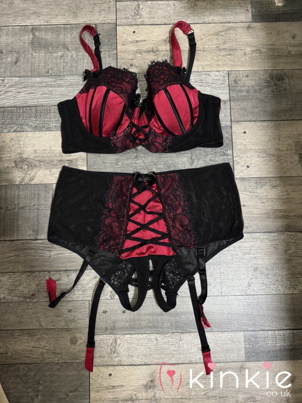 C*m DRESS FOR ME B**chES! BRA & MATCHING CROTCHLESS KNICKERS❤️VAC SEALED FOR FRESHNESS