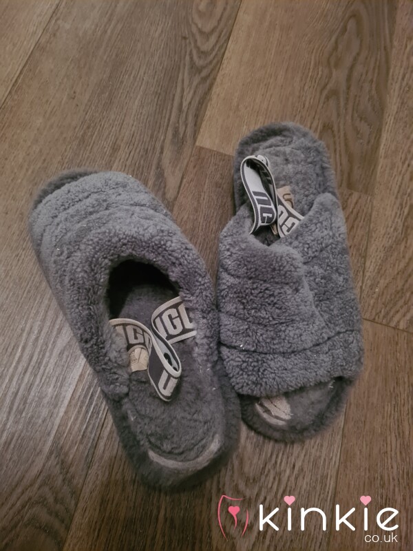 OLD UNWANTED UGG SLIPPERS SIZE 5